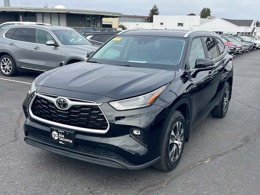 Used 2023 Toyota Highlander XLE AWD/4WD image 3
