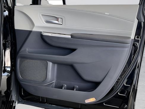Used 2021 Toyota Sienna XLE FWD image 26