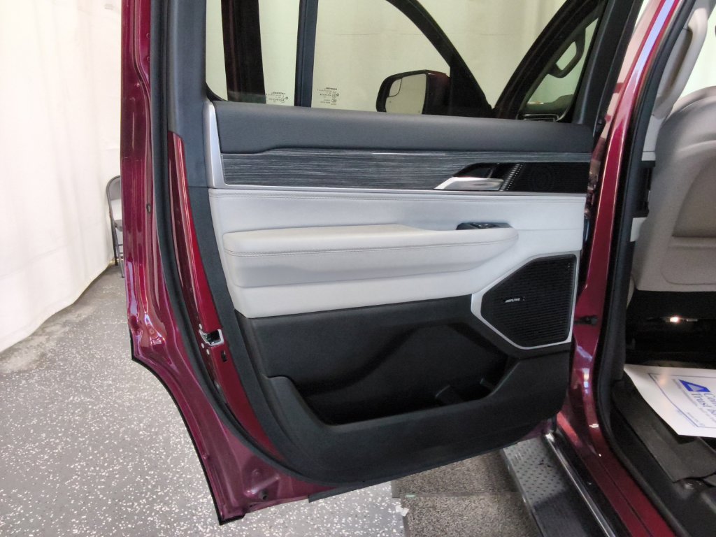 Used 2022 Jeep Wagoneer Series III w/ Flexible Seating Group AWD/4WD image 36
