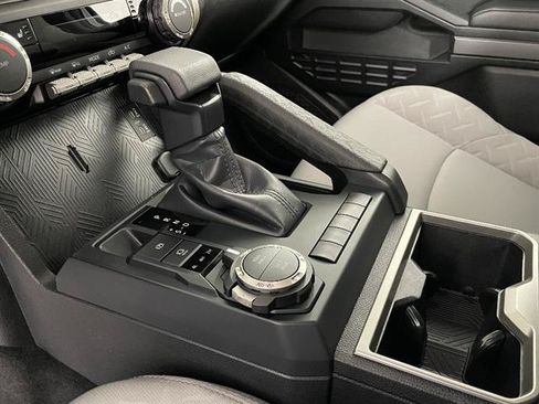 Used 2025 Toyota Tacoma SR5 AWD/4WD image 18