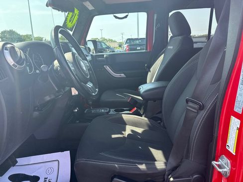 Used 2018 Jeep Wrangler Unlimited Sahara w/ Connectivity Group AWD/4WD image 11