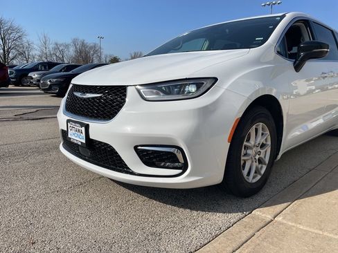 Used 2024 Chrysler Pacifica Touring-L FWD image 15