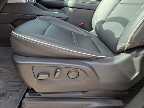 Used 2023 GMC Yukon SLT w/ SLT Premium Package image 17