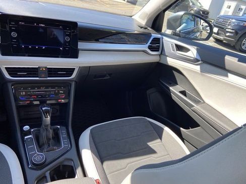 Used 2025 Volkswagen Taos SE w/ Panoramic Sunroof Package image 16