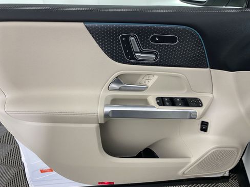 Used 2025 Mercedes-Benz GLB 250 4MATIC image 11