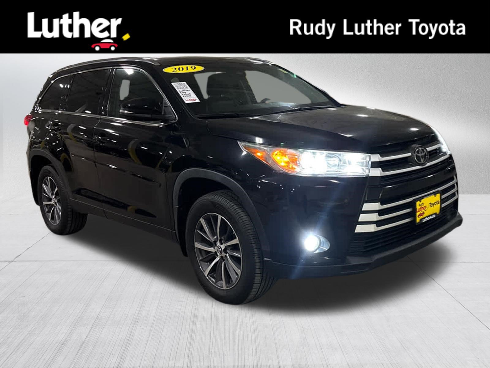 Certified 2019 Toyota Highlander XLE AWD/4WD image 1
