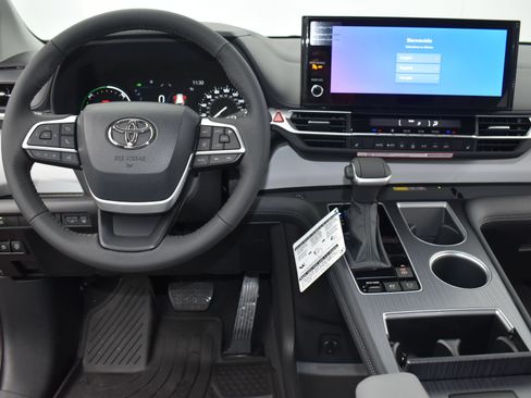 Used 2026 Toyota Sienna XLE FWD image 20
