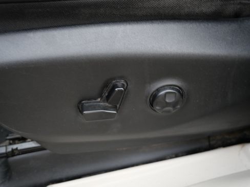 Used 2021 Chrysler Pacifica Limited w/ Uconnect Theater Family Group FWD image 26