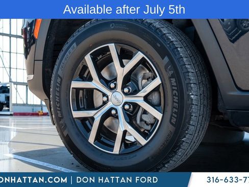 Used 2023 Jeep Grand Cherokee L Limited AWD/4WD image 36