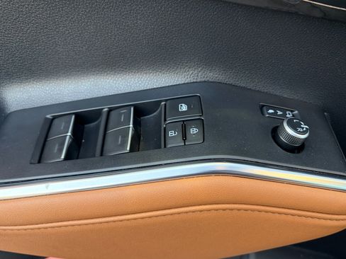 Used 2024 Toyota Highlander Platinum image 8