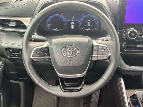 Used 2023 Toyota Highlander Limited FWD image 16