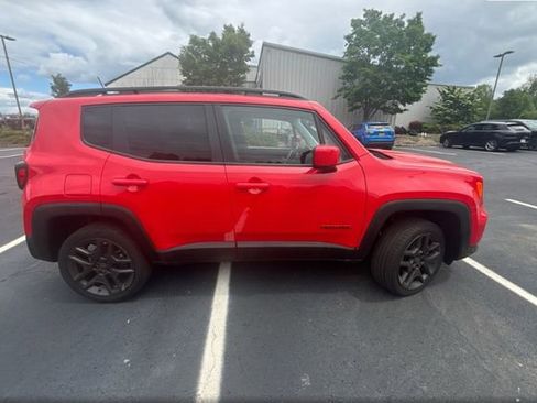 Used 2022 Jeep Renegade Latitude w/ Sun/Sound Group AWD/4WD image 2