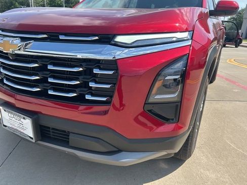 Used 2025 Chevrolet Equinox LT FWD image 2