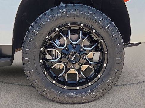 Used 2024 GMC Yukon AT4 w/ Technology Package AWD/4WD image 8