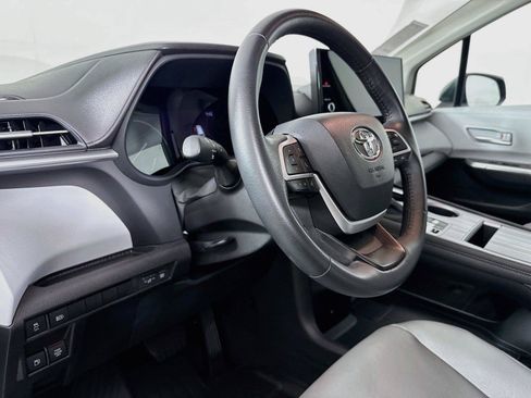 Certified 2025 Toyota Sienna XLE FWD image 4