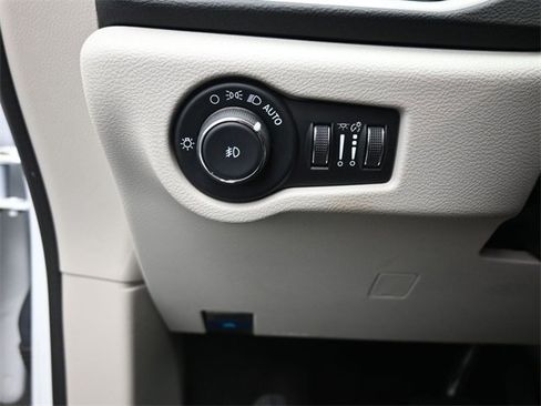 Used 2024 Chrysler Pacifica Touring-L image 11