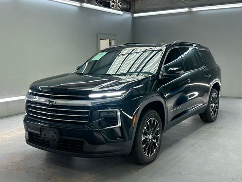 Used 2025 Chevrolet Traverse LT w/ Sun and Wheel Package FWD image 3