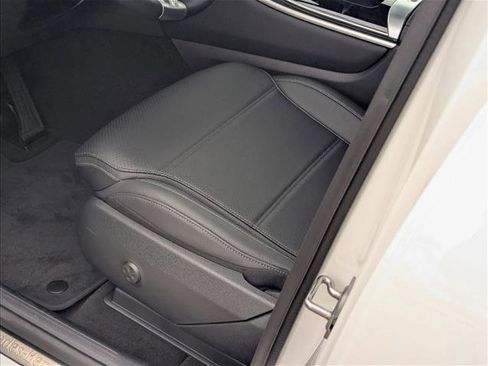 Used 2025 Mercedes-Benz GLC 300 image 4