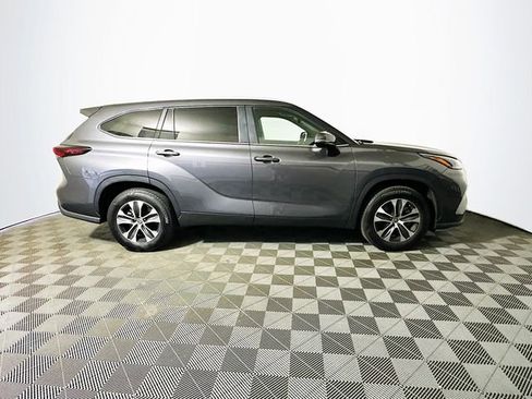 Used 2025 Toyota Highlander XLE image 9