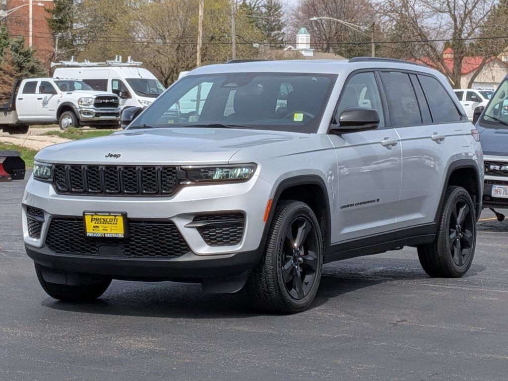 Used 2023 Jeep Grand Cherokee Altitude AWD/4WD image 3
