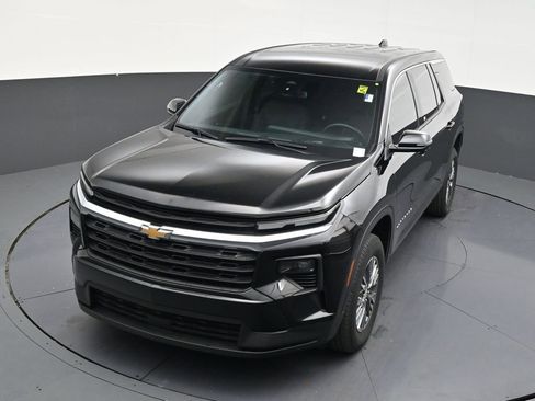 Used 2025 Chevrolet Traverse LT FWD image 18