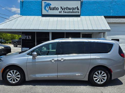 Used 2018 Chrysler Pacifica Touring-L Plus FWD image 1