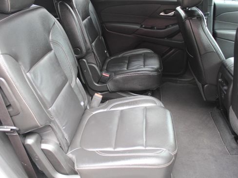 Used 2023 Chevrolet Traverse LT image 17
