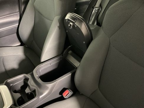Used 2021 Toyota RAV4 LE AWD/4WD image 29