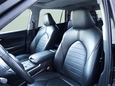 Certified 2022 Toyota Highlander XLE image 9