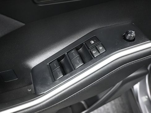 Used 2024 Toyota Highlander LE image 9