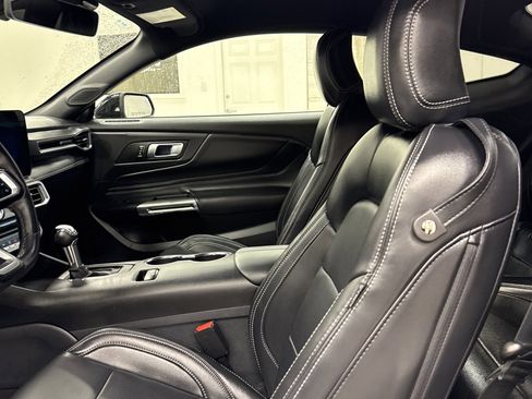 Used 2025 Ford Mustang Premium image 4