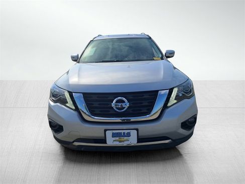 Used 2019 Nissan Pathfinder SV image 2