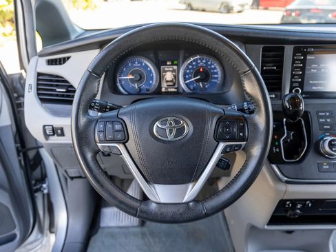 Used 2018 Toyota Sienna XLE image 24