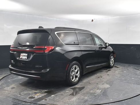 Used 2023 Chrysler Pacifica Limited FWD image 9