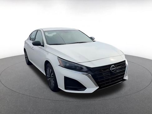 Used 2025 Nissan Altima 2.5 SV image 3