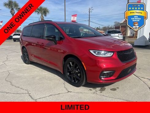 Used 2025 Chrysler Pacifica Limited image 3