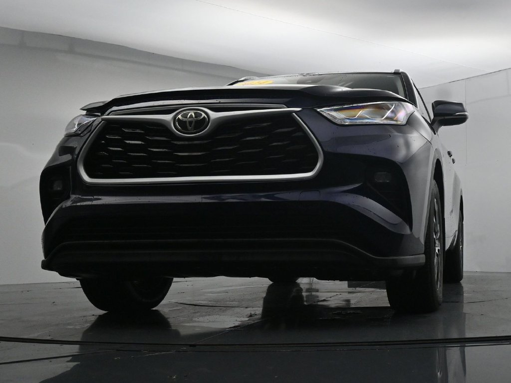 Used 2024 Toyota Highlander XLE AWD/4WD image 36