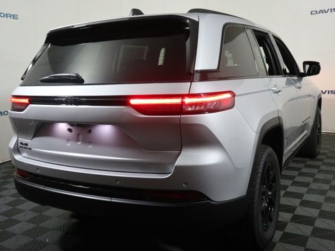 New 2025 Jeep Grand Cherokee Altitude image 5