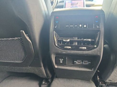 Used 2022 Jeep Grand Cherokee Overland w/ Luxury Tech Group IV AWD/4WD image 22