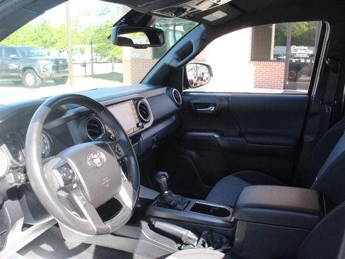 Used 2022 Toyota Tacoma TRD Off-Road AWD/4WD image 14