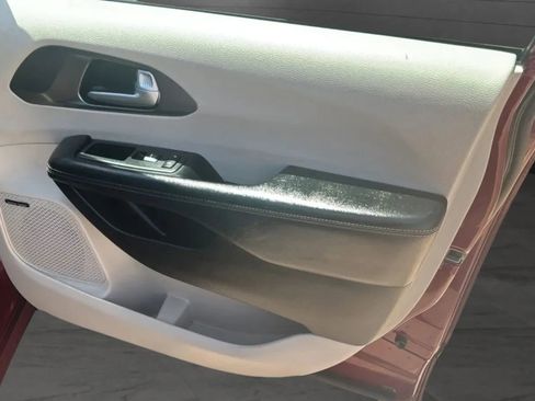 Used 2017 Chrysler Pacifica Limited FWD image 22