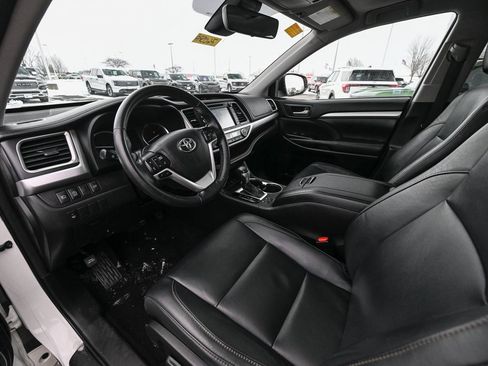 Used 2017 Toyota Highlander XLE image 18