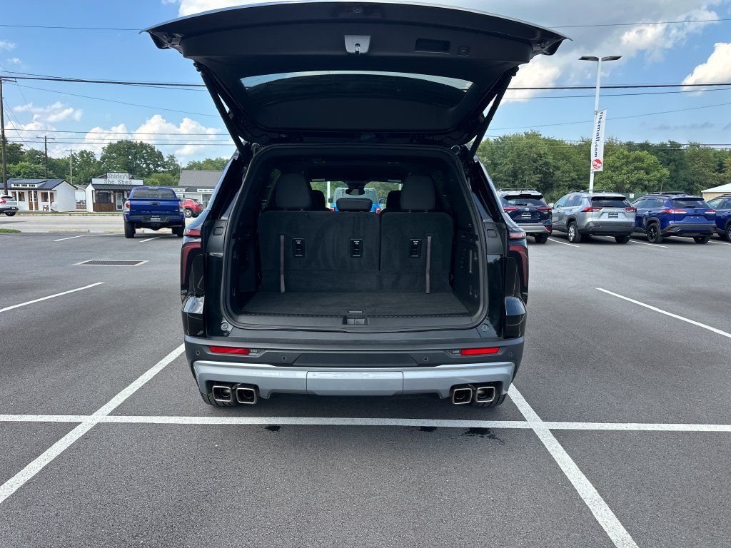 Used 2025 Chevrolet Traverse LT w/ LPO, Floor Liner Package FWD image 12