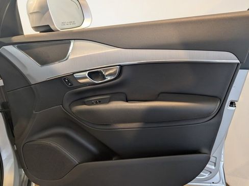 Used 2022 Volvo XC90 T5 Momentum image 32