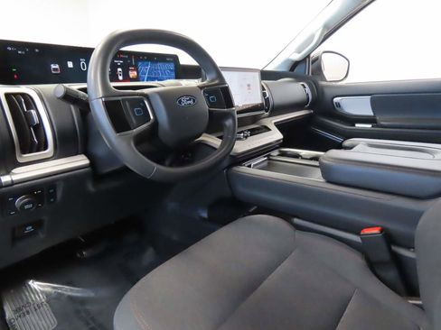 Used 2025 Ford Expedition Active AWD/4WD image 8