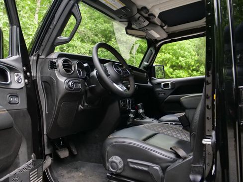Used 2023 Jeep Gladiator Overland AWD/4WD image 19