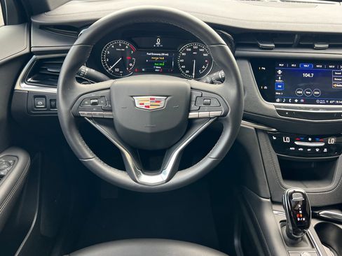 Certified 2025 Cadillac XT6 Luxury image 14