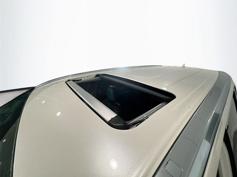 Used 2019 Toyota Highlander XLE image 16