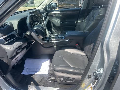 Used 2025 Toyota Highlander Platinum image 23