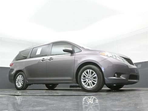 Used 2016 Toyota Sienna XLE image 32